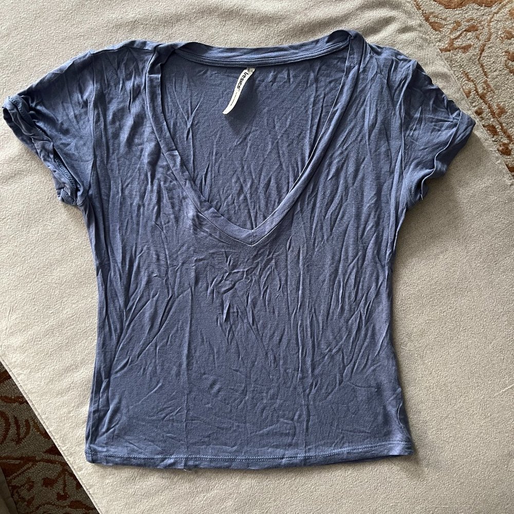 Tresics Basics - Periwinkle Blue V-Neck Crop T-Shirt Sz L EUC